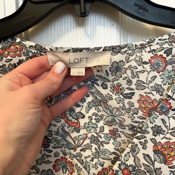 59. LOFT floral button blouse - Picture 2 of 2